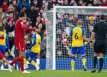 فيديو صاروخ لا ي رد ألكانتارا يسجل هدف ليفربول الثالث في ساوثهامبتون