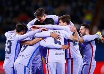 دي يونج يسجل وديباي وكوتينيو ينقذان برشلونة من فخ فياريال في الدوري الإسباني