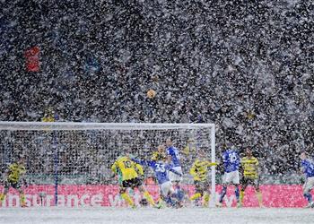 فيديو في مباراة الثلوج فاردي يقود ليستر سيتي لفوز مثير برباعية على واتفورد