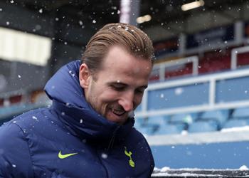 تصرف رائع من هاري كين تجاه مشجع بعد تأجيل مباراة توتنهام وبيرنلي