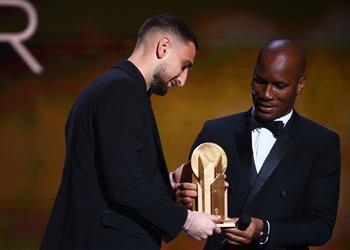 رسمي ا دوناروما يفوز بجائزة ياشين لأفضل حارس مرمى في 2021