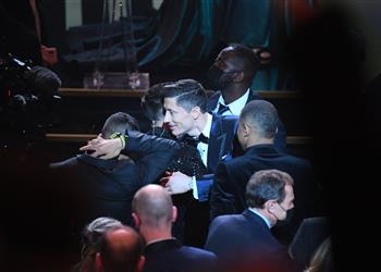 أول تعليق من ليفاندوفسكي على تتويج ميسي بالكرة الذهبية 2021