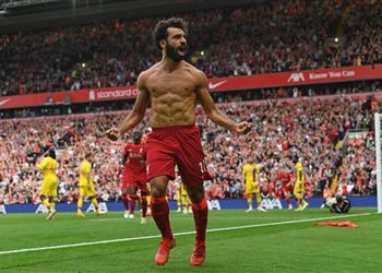 فيديو محمد صلاح يفوز بالقدم الذهبية 2021 وزوجته تستلم الجائزة