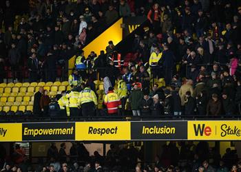 أزمة قلبية توقف مباراة تشيلسي وواتفورد في الدوري الإنجليزي