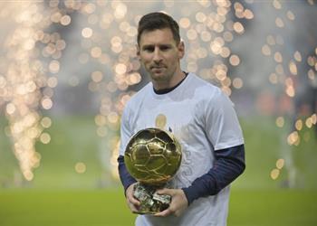 فيديو ميسي يقدم الكرة الذهبية لجماهير باريس سان جيرمان آمل أن نحقق أهدافنا