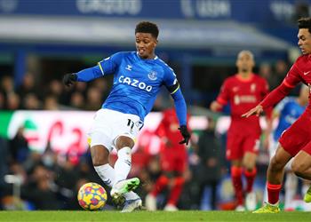 فيديو جراي يسجل هدف إيفرتون الأول أمام ليفربول