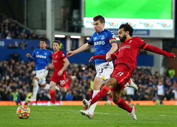 فيديو محمد صلاح يسجل هدف ماراثوني أمام إيفرتون