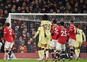 فيديو بصناعة النني سميث رووي يسجل هدف ا مثير ا للجدل أمام مانشستر يونايتد