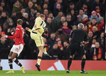 فور فور تو تشرح سبب احتساب هدف آرسنال أمام مانشستر يونايتد رغم سقوط دي خيا