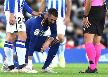 بنزيما ي غادر مباراة ريال مدريد وسوسيداد وتقارير توضح التشخيص الأولى للإصابة