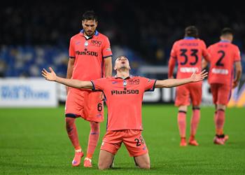 فيديو نابولي يسقط أمام أتالانتا بثلاثية ويترك ميلان في صدارة الدوري الإيطالي