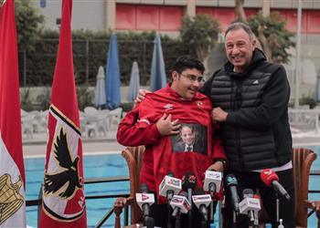 استجابة لطلبه الخطيب يستقبل السباح أحمد طارق في الأهلي