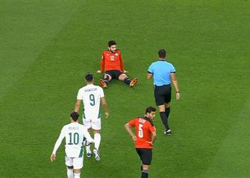 فيديو أيمن أشرف يغادر مباراة مصر والجزائر مصاب ا