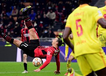 صورة إبراهيموفيتش يحصل على قميص لاعب ليفربول بعد هزيمة ميلان