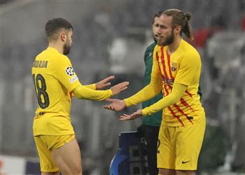 بأوامر تشافي ألبا يغيب عن برشلونة حتى نهاية العام