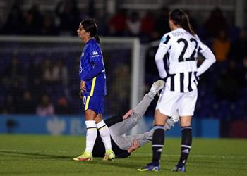 فيديو لاعبة تشيلسي تضرب مشجع ا خلال مواجهة يوفنتوس