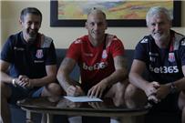 منافس رمضان صبحي في ستوك سيتي يجدد تعاقده رسميا مع الفريق