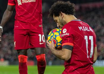 جماهير ليفربول بعد هدف محمد صلاح في أستون فيلا مو الطائرة من خارج كوكبنا