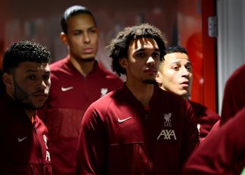 أرنولد ليفربول توقف عن اللعب أمام أستون فيلا ونأمل أن نهرب بصدارة البريميرليج