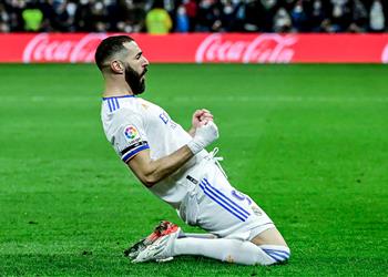 بنزيما يلاحق محمد صلاح بعد هدفه أمام أتلتيكو مدريد