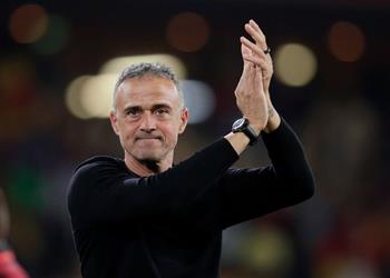 إنريكي يدعم تشافي ويؤكد برشلونة يتحسن ولكن