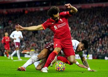 حارس توتنهام السابق الحكام يراقبون محمد صلاح بسبب سقوطه السهل في منطقة الجزاء