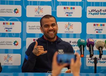 داني ألفيس علينا تقبل التحدي في الدوري الأوروبي وسنعيد كتابة التاريخ مع برشلونة