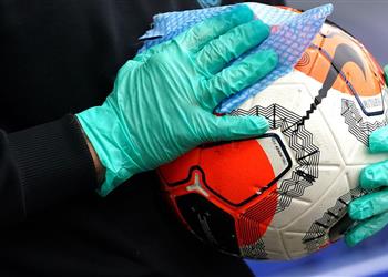 ديلي ميل أندية الدوري الإنجليزي تخشى إيقاف الموسم بسبب أوميكرون