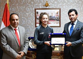 وزير الرياضة يكرم هنا جودة بعد فوزها بذهبية وفضية بطولة العالم للناشئات بالبرتغال