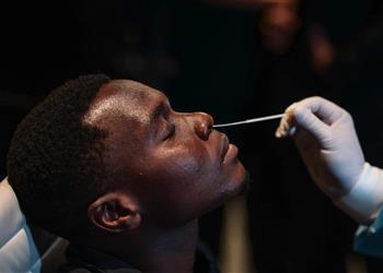 مسحة طبية لـ الأهلي بعد وصوله قطر استعداد ا لـ الرجاء المغربي