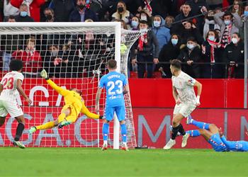 إشبيلية يحقق فوز ا مثير ا أمام أتلتيكو مدريد ويلاحق ريال مدريد على صدارة الليجا