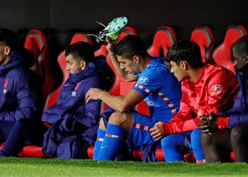 بعد قرار سيميوني باستبداله أمام إشبيلية سواريز دائم ا نفس الشيء يا أحمق