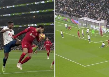 حكم إنجليزي سابق يوضح سبب عدم إلغاء هدف روبرتسون رغم لمسة يد محمد صلاح