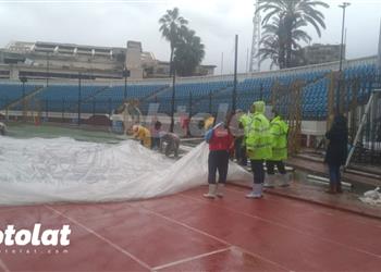 بسبب الأمطار محاولات كبيرة في استاد الإسكندرية لإقامة مباراة الاتحاد وسيراميكا