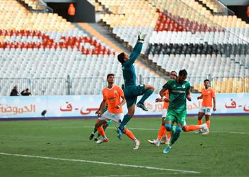 سمير عثمان يكشف مدى إمكانية إعادة مباراة المصري وفاركو بعد واقعة طرد حمودي