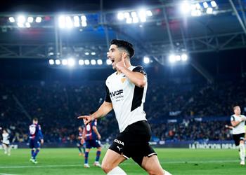 في مباراة مثيرة فالنسيا يقلب تأخره أمام ليفانتي ويفوز برباعية في الليجا