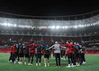 موسيماني يحاضر لاعبي الأهلي قبل مواجهة الرجاء المغربي