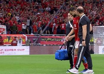 فيديو إصابة عمرو السولية قبل انطلاق مباراة الأهلي والرجاء في السوبر الإفريقي واستبداله