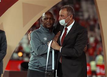 صورة الخطيب يهدي موسيماني توقيعه على قميص الأهلي بعد التتويج بالسوبر الإفريقي