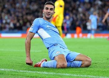 أقساط وشرط يتعلق بالكرة الذهبية الكشف عن بنود عقد فيران توريس مع برشلونة