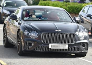 ليس فاخر ا داخل الملعب فقط ذا صن تكشف بالأسعار عن أسطول سيارات محمد صلاح