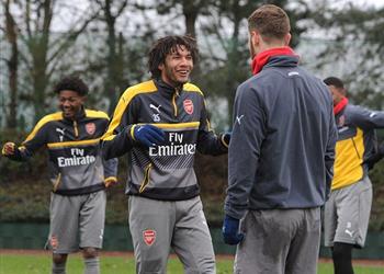 سوشيال_بطولات م حترفين جماهير آرسنال وسط الملعب ينهار بدون النني ويطالبونه بالعودة