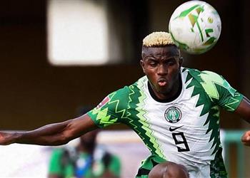 منافس مصر مدرب نيجيريا يوضح أسباب استبعاد أوسيمين من كأس أمم إفريقيا