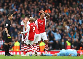 لاعب آرسنال بعد طرده أمام مانشستر سيتي الله وحده يعلم كل شيء