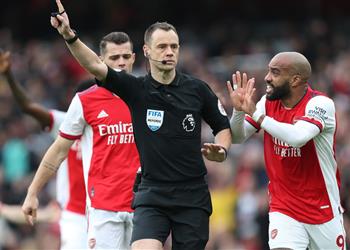 لاكازيت ينتقد التحكيم في مباراة آرسنال ومانشستر سيتي