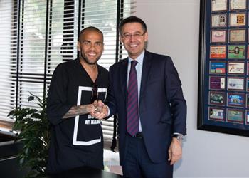 بارتوميو ي سرب محادثة مع ألفيس يطالبه بقبول عودته إلى برشلونة بعد رباعية ليفربول