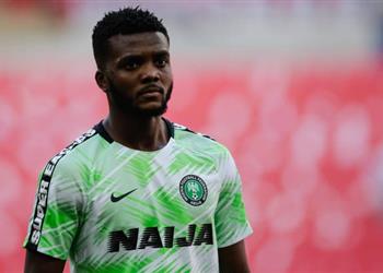 قبل انطلاق أمم إفريقيا مدافع نيجيريا يواجه صعوبة في اللحاق بمباراة مصر