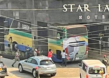 فيديو الجابون تفتعل مشكلة جديدة فور وصولها للكاميرون للمشاركة في أمم إفريقيا