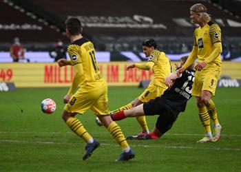 فيديو في الدقائق القاتلة دورتموند يقلب الطاولة بفوز مثير على فرانكفورت