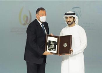 محمود الخطيب يتسلم جائزة الأهلي كأفضل مؤسسة عربية لعام 2021